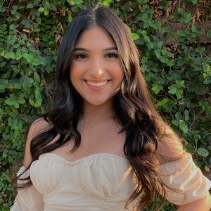 Meet your Posher, Cinthia